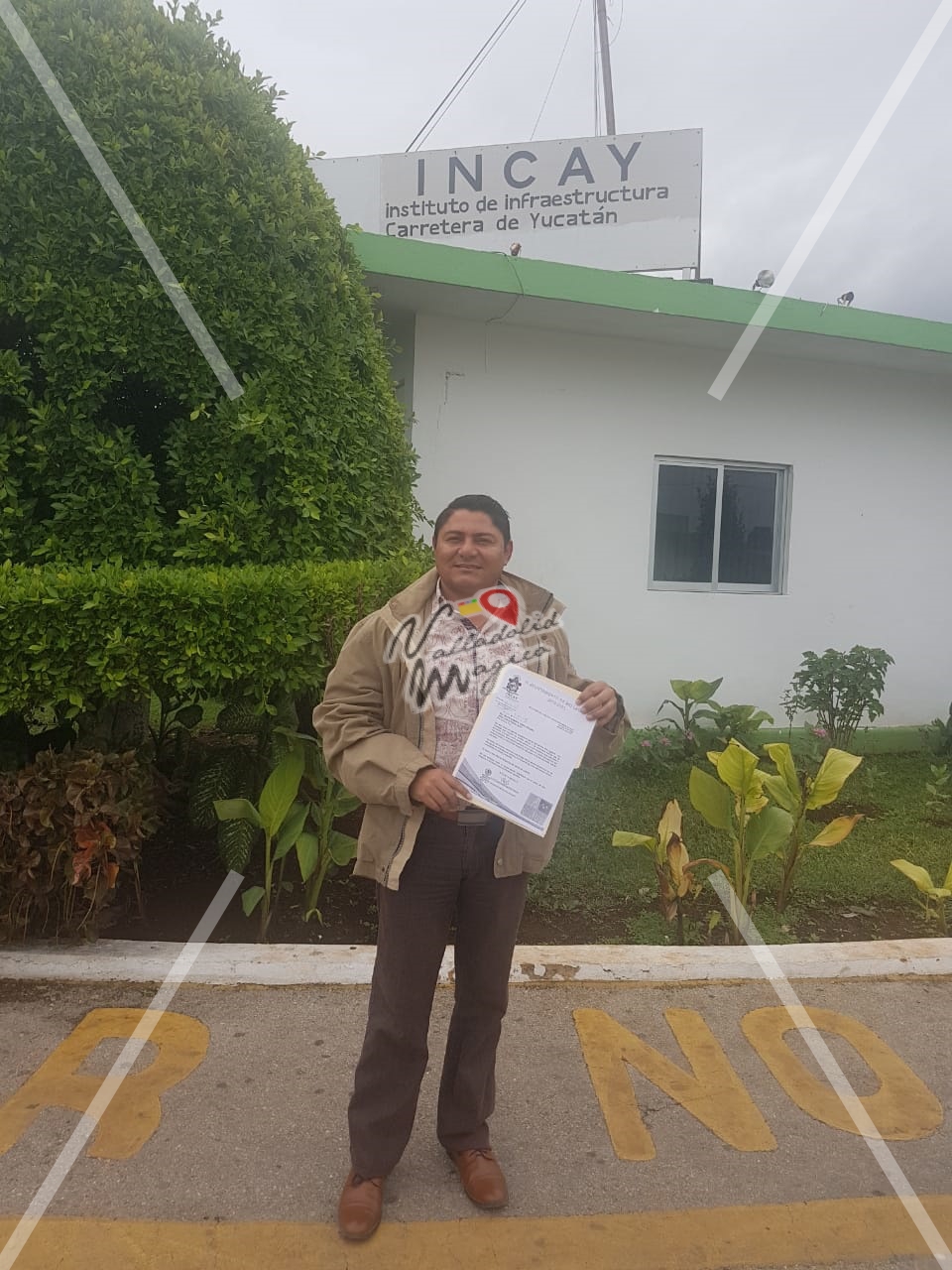 Alcalde de Río Lagartos acude ante el INCAY para entregar documentación para la solicitud de reparación de la carretera Río lagartos -Las coloradas
