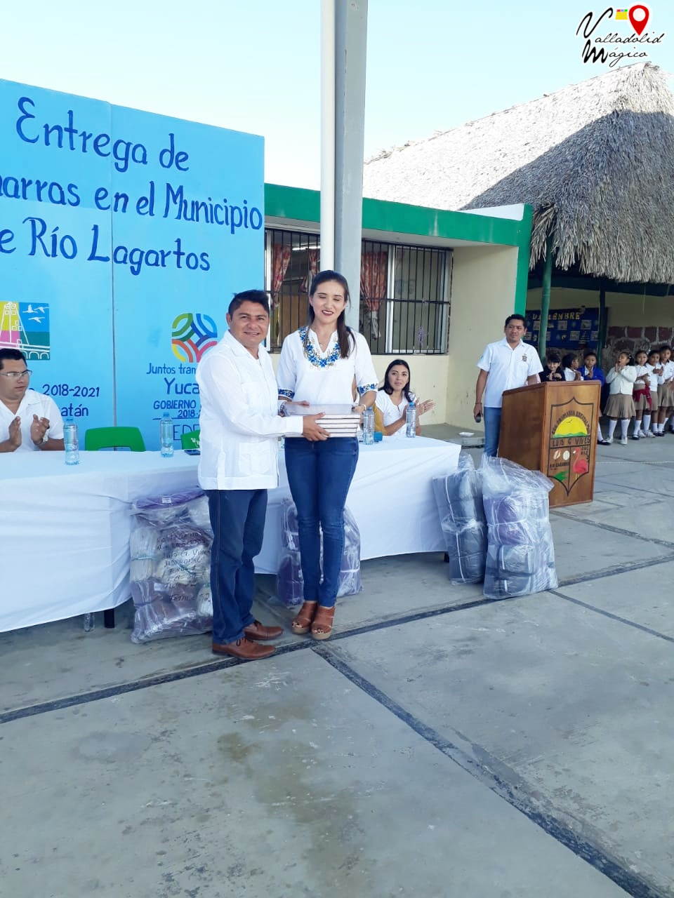 Alcalde de Rio Lagartos hace entrega de chamarras en la primaria “Luis G Vives”