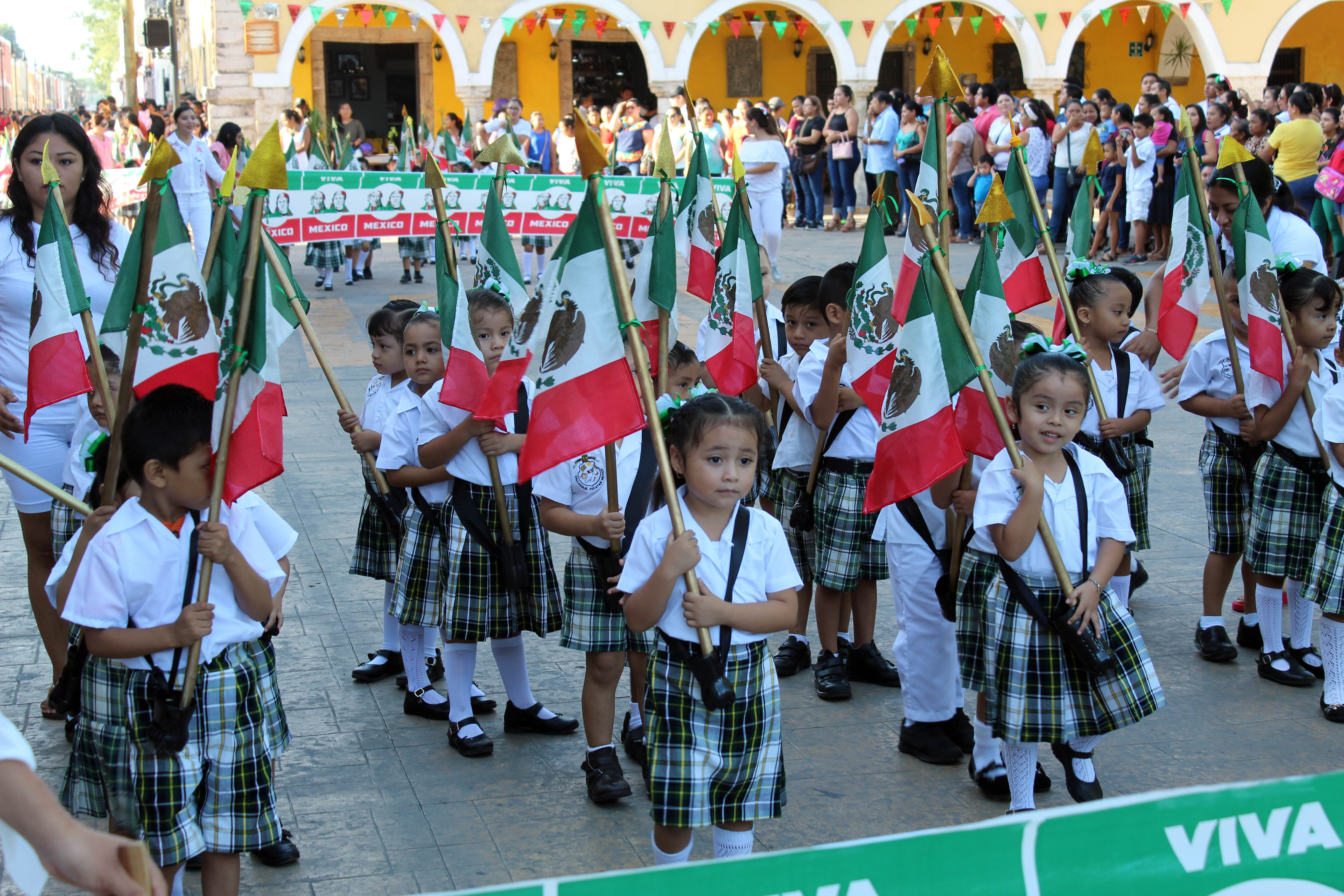 Pequeños de preescolar inician fiestas patrias con desfile