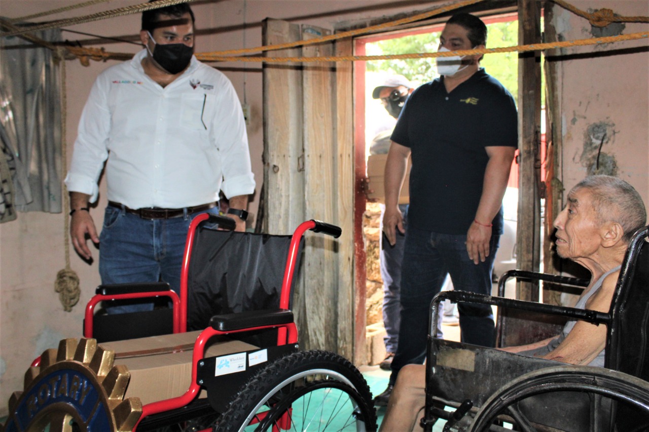 Una entrega más de sillas de ruedas para personas en situación de discapacidad y escasos recursos económicos