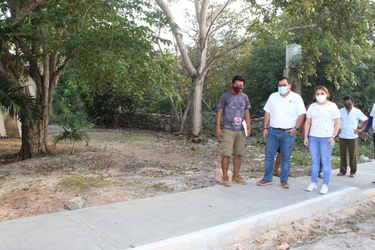 Ayuntamiento construye banquetas y guarniciones en X-Cohuo