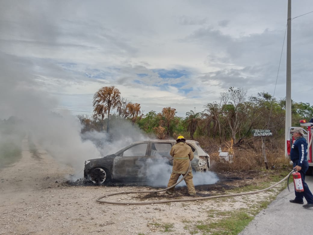 Camioneta se incendia rumbo a colonia Yucatán