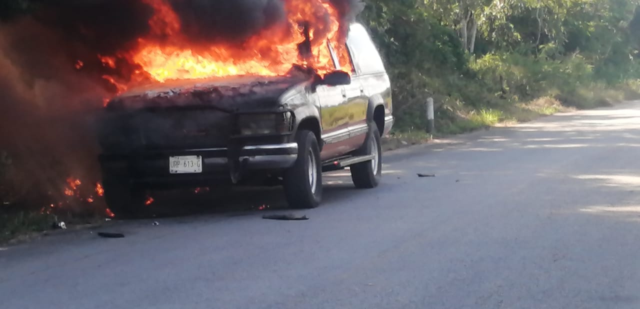 Vehículo se incendia en el tramo Uayma a Pixoy