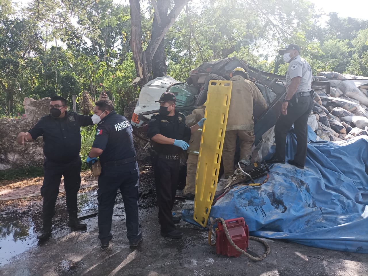 Conductor y acompañantes quedan prensados el estamparse su camión con un árbol en Cuncunul