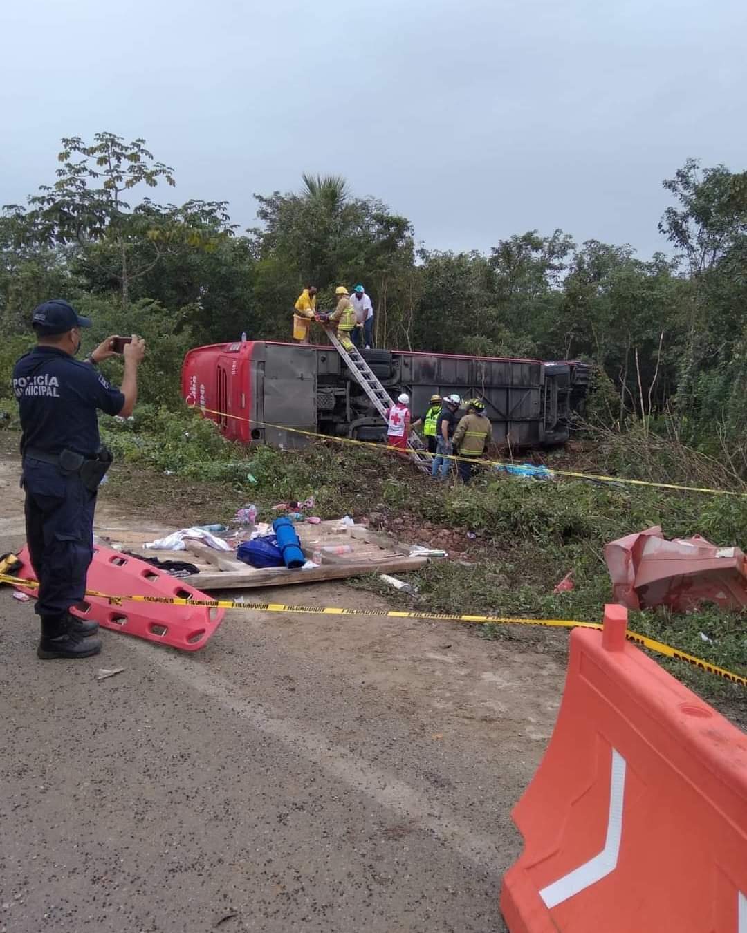 Vuelca camión ADO en la carretera Cancún Mérida, al menos 6 muertos y varios heridos