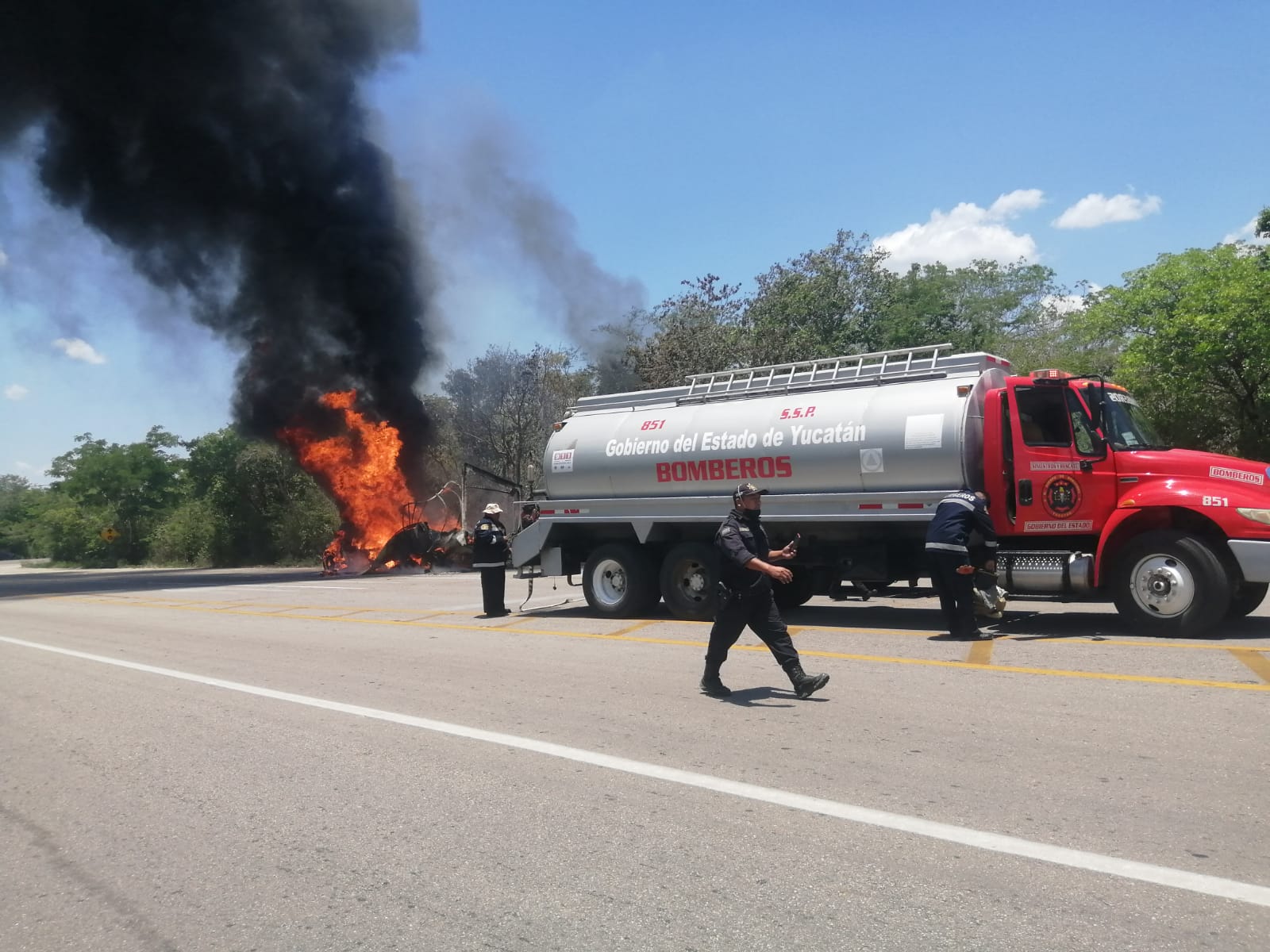 Camión tipo Torton se incendia por desperfecto en el periférico de Valladolid