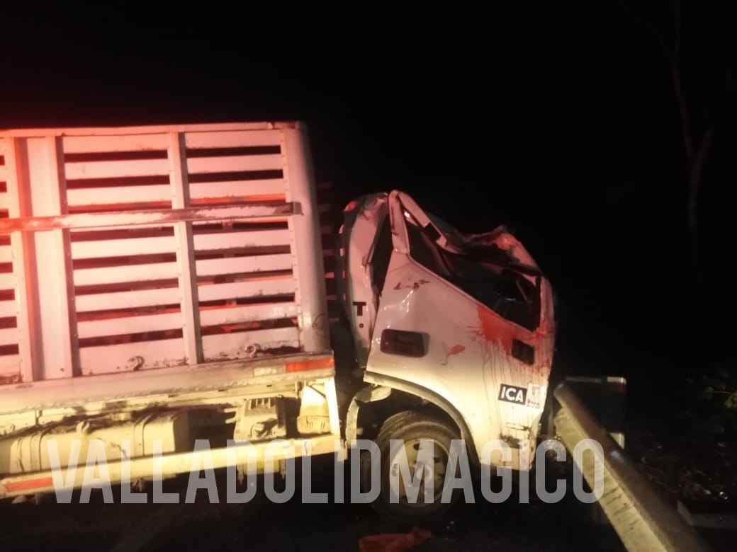 Conductor de camión de ICA pierde el control y se estampa con barrera de contención en el tramo Piste a Valladolid, pierde la vida en el lugar