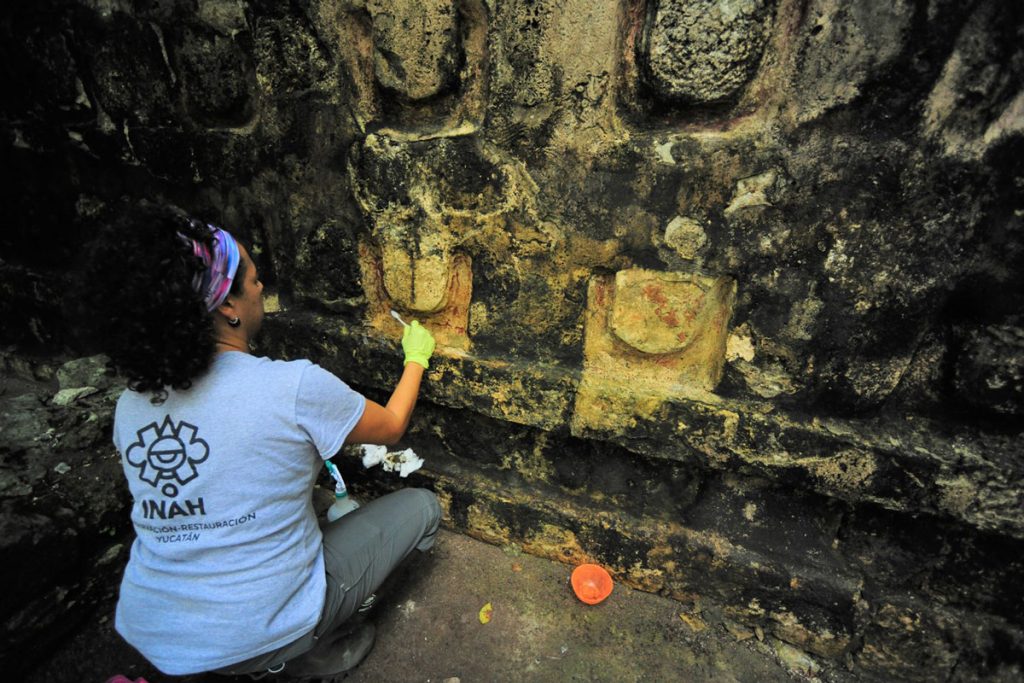 Arqueóloga restaurando estructura en Kuluba