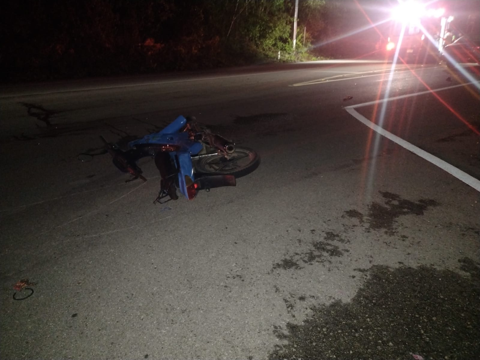Pareja a bordo de moto derrapa en la vía Mérida Cancún, ambos pierden la vida.