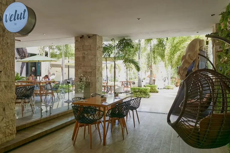 Pasillo entrada restaurante Velut Valladolid 768x512