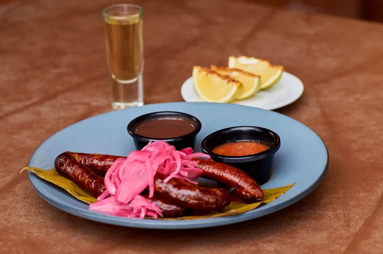 longaniza asada con tequila en restaurante las campanas de Valladolid  768x510