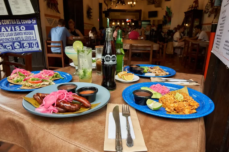 mesa servida con vista al interior del restaurante las campanas de valladolid 768x512