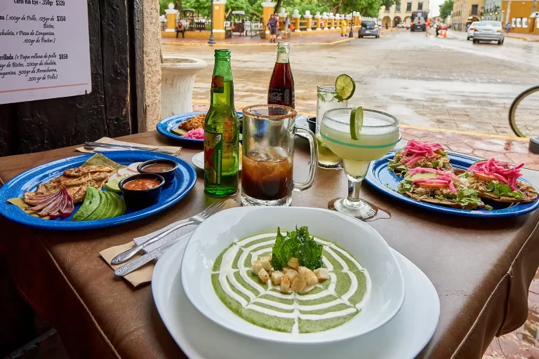 mesa servida en restaurante las campanas de valladolid vista al parque 768x512