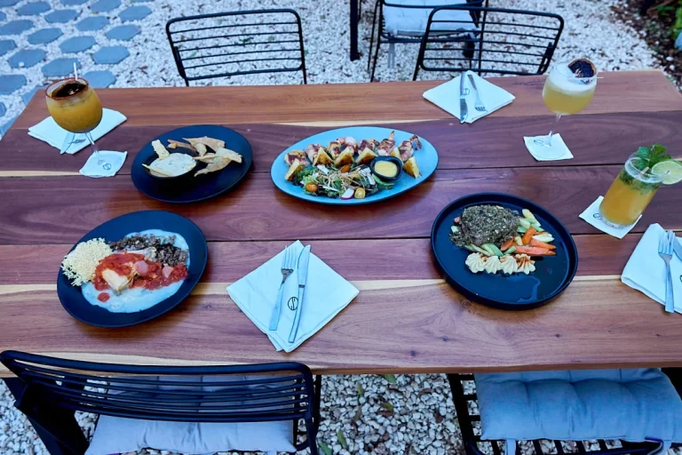 mesa servida entrada plato fuerte postre sikil cocina valladolid yucatan 768x512