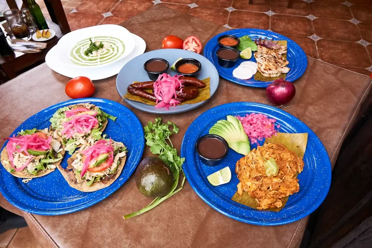 vista zenital mesa servida restaurante las campanas de valladolid 768x512