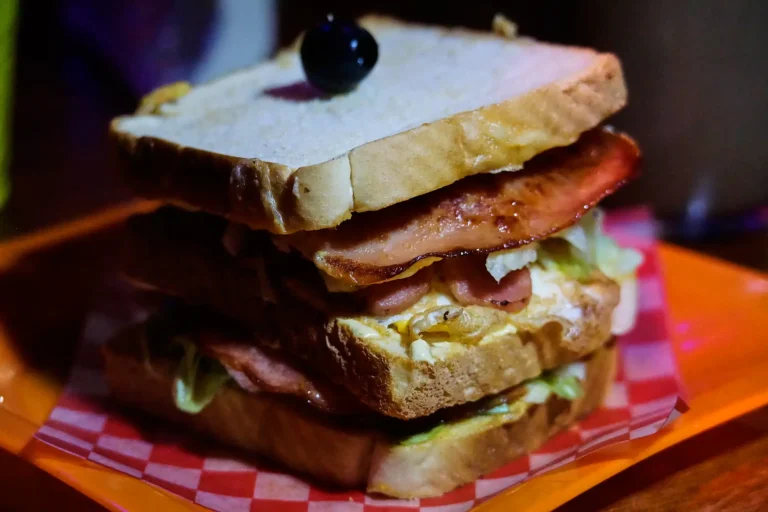 Sandwich club de cafeteria asya directorio Valladolid Magico 768x512