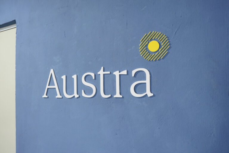 logotipo en la pared psicologia integral Austra Valladolid Yucatan  768x512