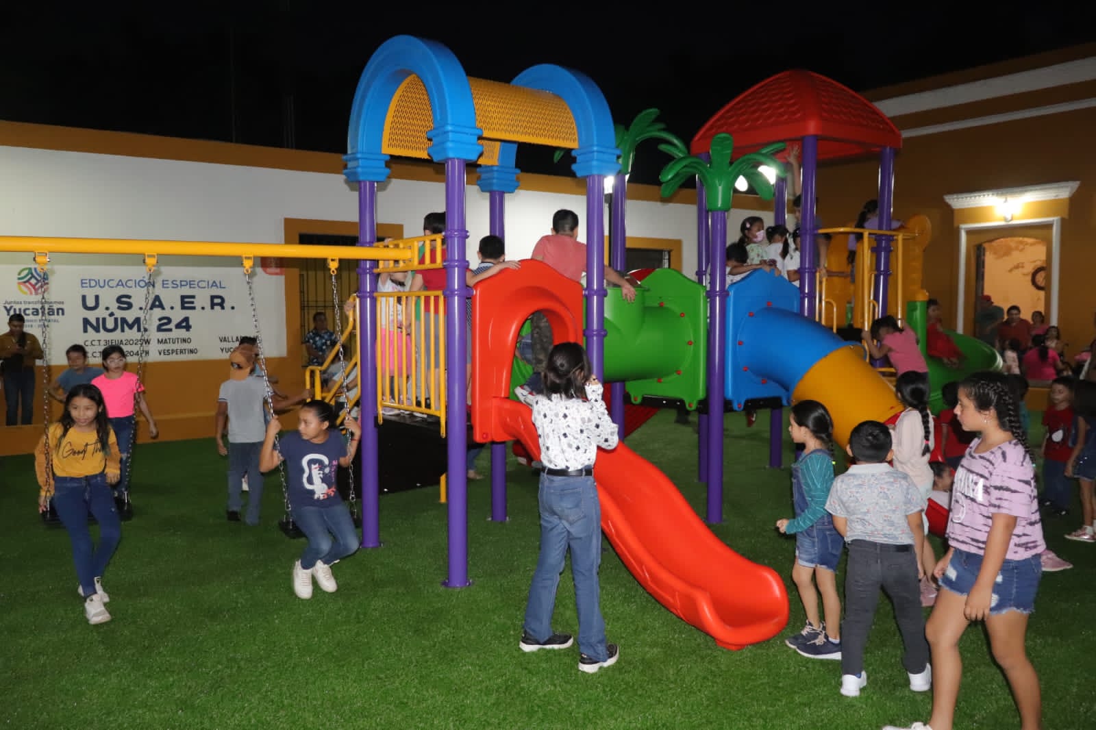 Alfredo Fernández, inaugura nueva área de juegos infantiles en el barrio de Sisal