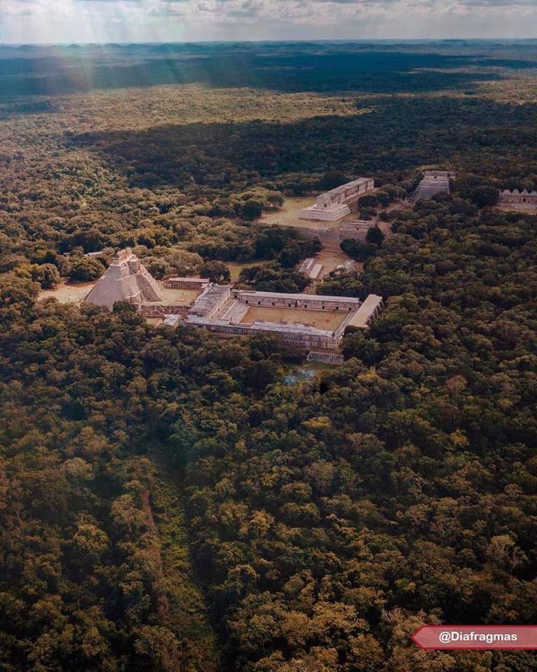 Xcaret desiste de urbanizar la selva maya. Imagen que muestra el castillo de Chichen Itza en la selva maya.