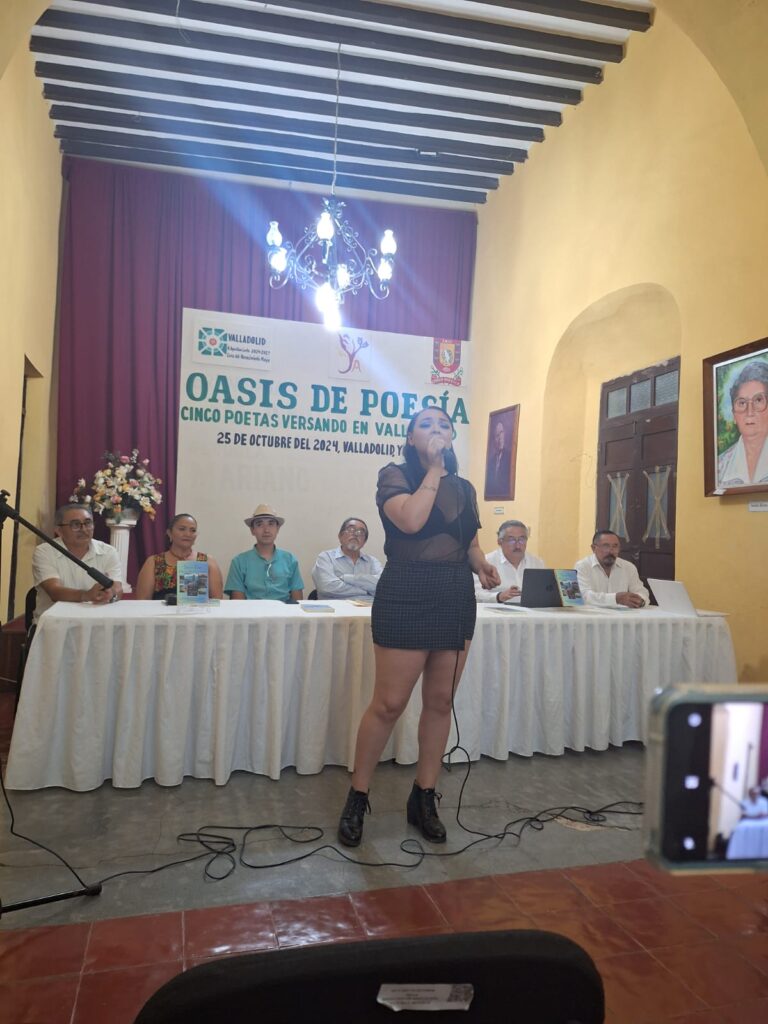 Marisol Centeno cantando en la presentación del libro Oasis de Poesía 